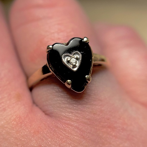 1980s estate Sz7.25 10kt solid YG/WG HEART ONYX & .01ct DIAMOND heart ring EUC - Picture 12 of 16